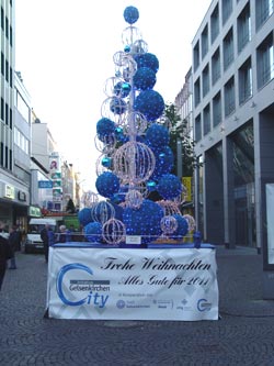 Blau-weißer Weihnachtsbaum